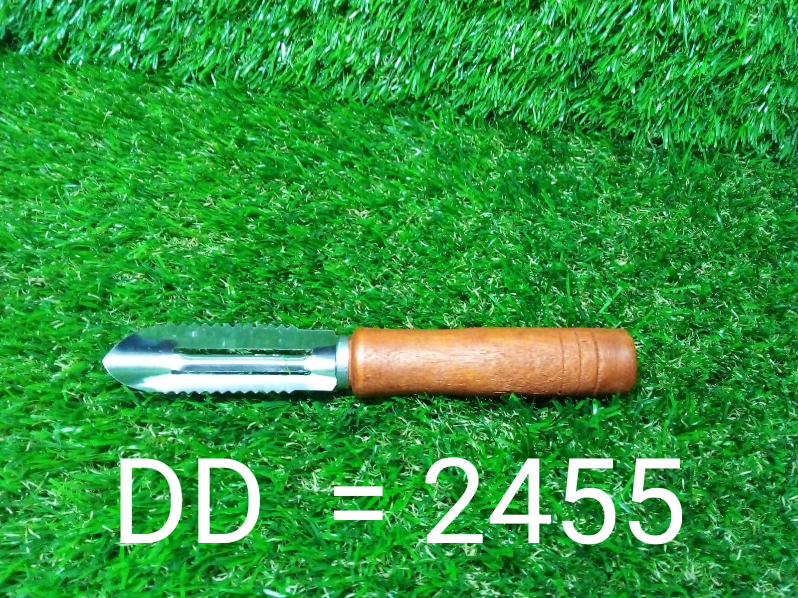Sharp stainless steel vegetable peeler with a wooden grip Sharp stainless steel vegetable peeler with a wooden grip